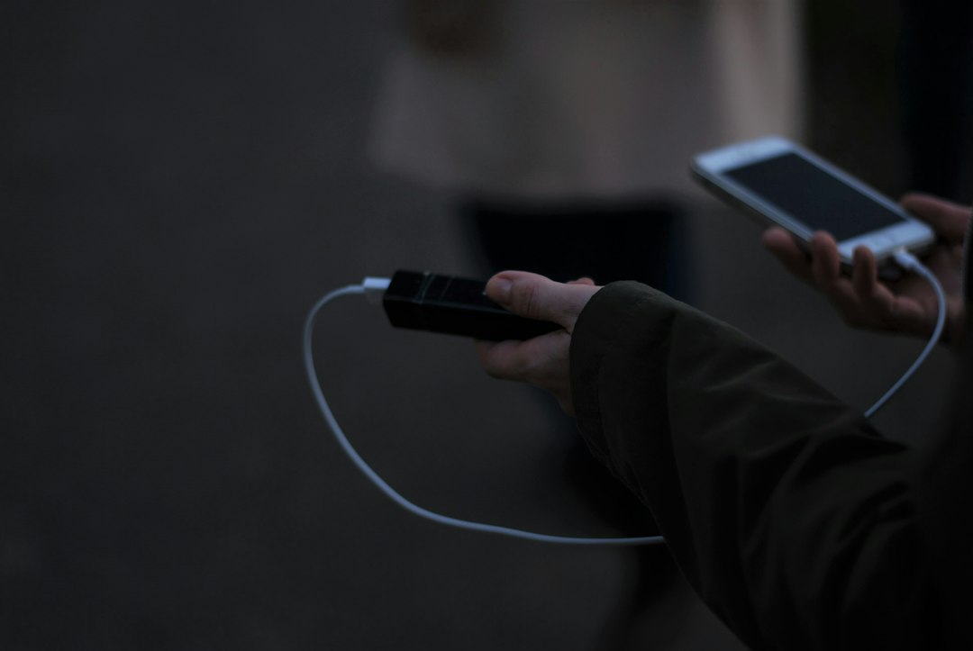 スマートフォンを充電するモバイルバッテリー。停電時の情報収集と連絡手段に備える