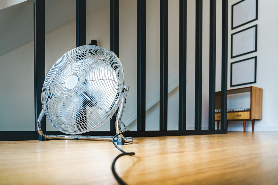 室内に置かれた扇風機。停電時は電源確保と室温確認が必要